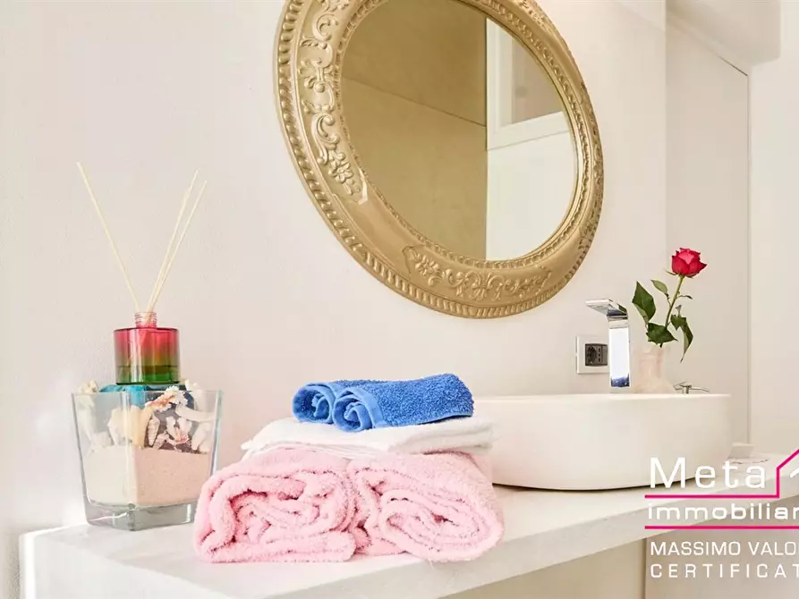 Immagine 1 di Appartamento in vendita  in Via Alzaia Naviglio Pavese 260 a Milano