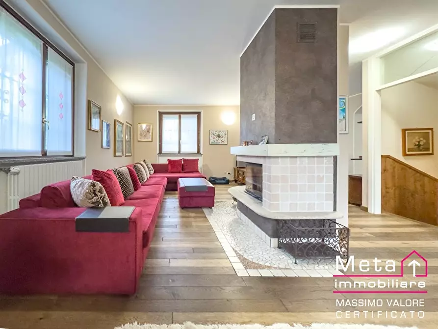 Immagine 1 di Villa in vendita  in Via XXV aprile a Tribiano