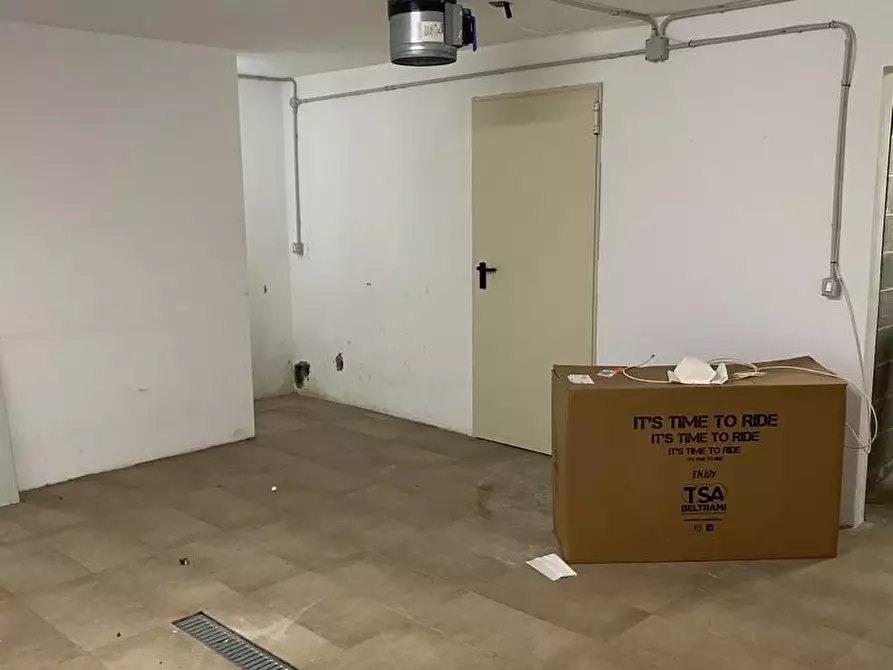 Immagine 6 di Negozio in affitto  in Via Volta 40/42 a Monza