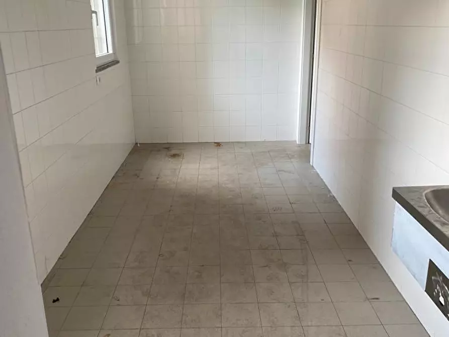 Immagine 2 di Negozio in affitto  in Via Volta 40/42 a Monza