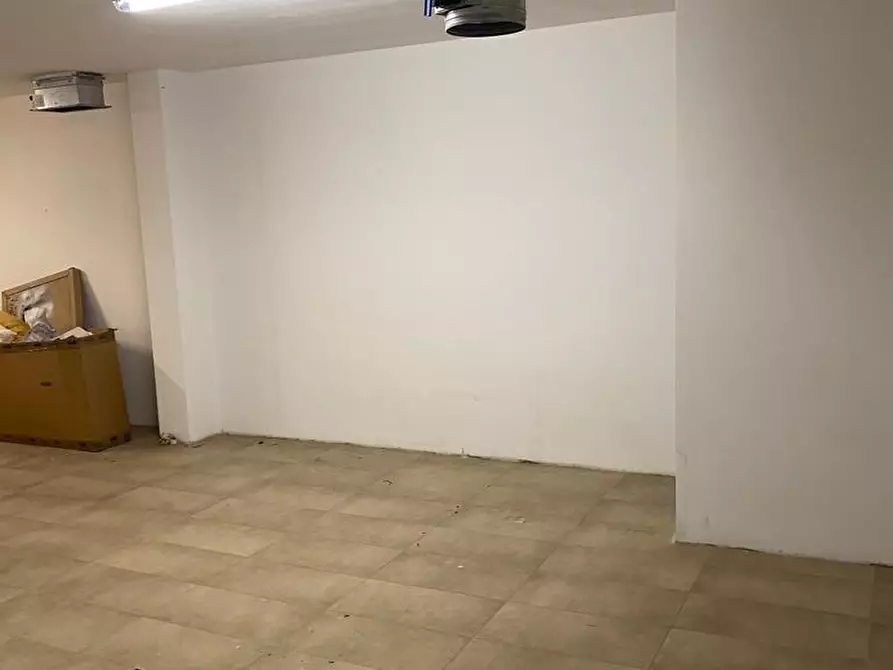 Immagine 5 di Negozio in affitto  in Via Volta 40/42 a Monza