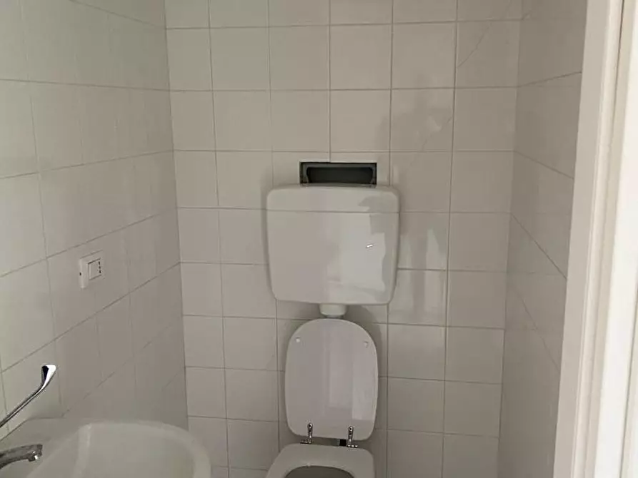 Immagine 7 di Negozio in affitto  in Via Volta 40/42 a Monza