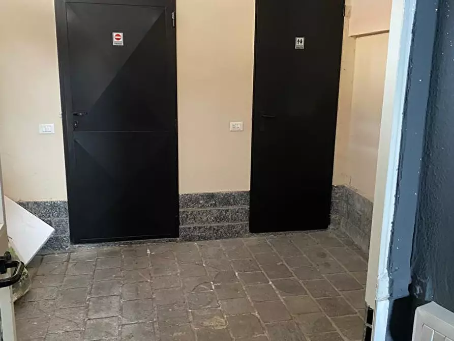 Immagine 1 di Negozio in affitto  in Via Volta 40/42 a Monza