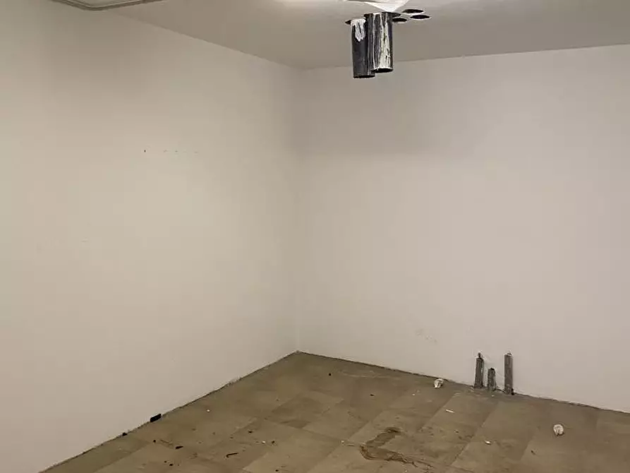 Immagine 4 di Negozio in affitto  in Via Volta 40/42 a Monza