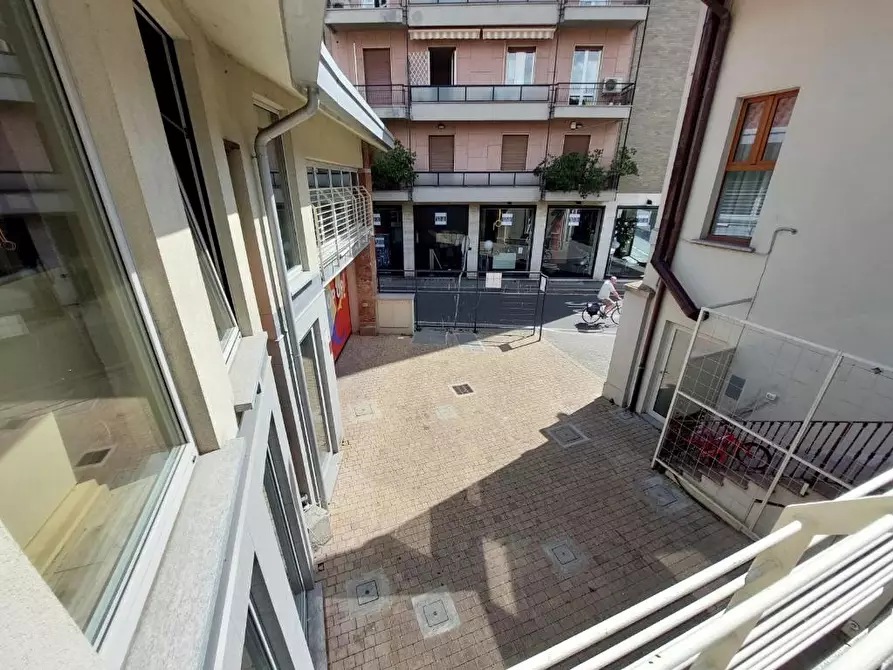 Immagine 2 di Negozio in vendita  in Via Appiani 20 a Monza