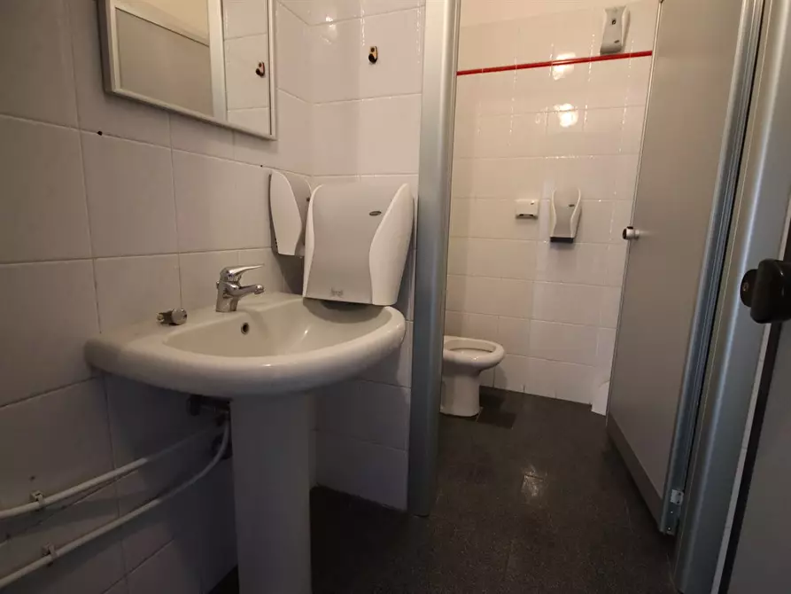 Immagine 8 di Ufficio in affitto  in Viale Gian Battista Stucchi 62 a Monza