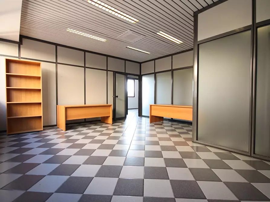 Immagine 4 di Ufficio in affitto  in Viale Gian Battista Stucchi 62 a Monza