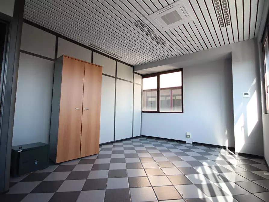 Immagine 1 di Ufficio in affitto  in Viale Gian Battista Stucchi 62 a Monza