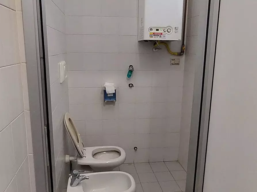 Immagine 1 di Negozio in affitto  in Piazza Galileo Galilei 10 a Besana In Brianza