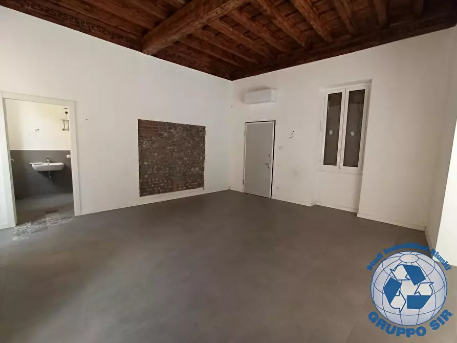 Immagine 3 di Negozio in affitto  in via lecco 3 a Monza