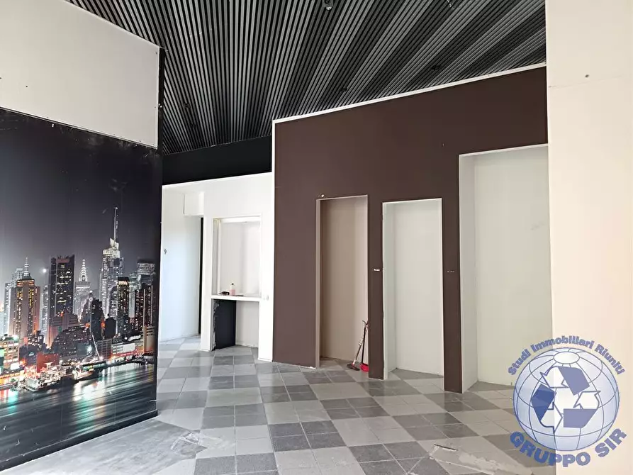 Immagine 4 di Negozio in affitto  in Via Marco d'Agrate 10 a Monza