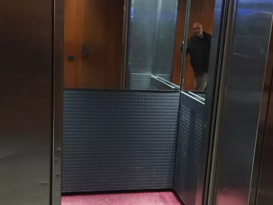 Immagine 3 di Magazzino in vendita  a Assago