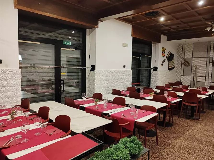 Immagine 2 di Pizzeria / Pub in vendita  a Milano