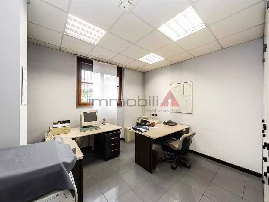 Immagine 1 di Negozio in vendita  a Brugherio