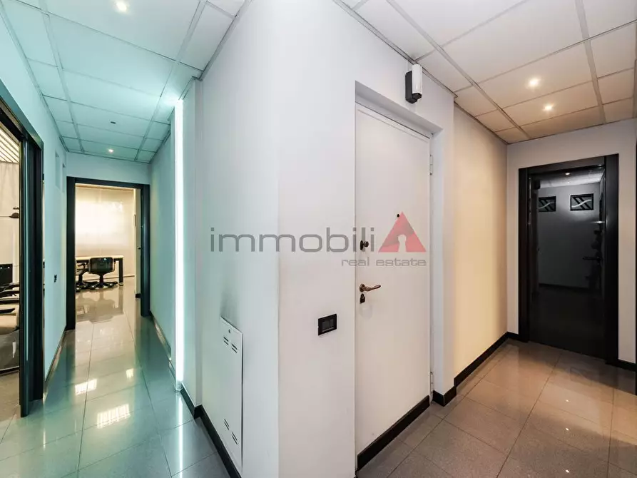 Immagine 9 di Negozio in vendita  a Brugherio