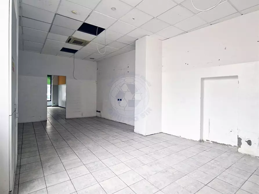 Immagine 2 di Negozio in vendita  in Via Cavour 3 a Monza