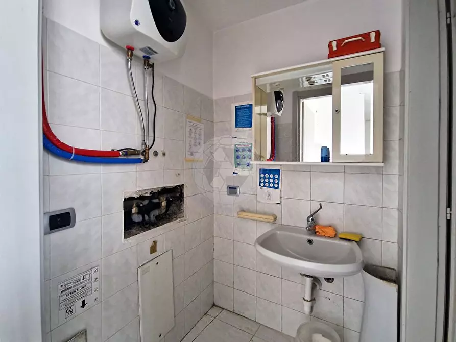 Immagine 5 di Negozio in vendita  in Via Cavour 3 a Monza