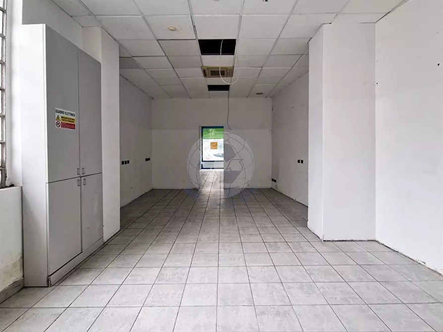 Immagine 3 di Negozio in vendita  in Via Cavour 3 a Monza