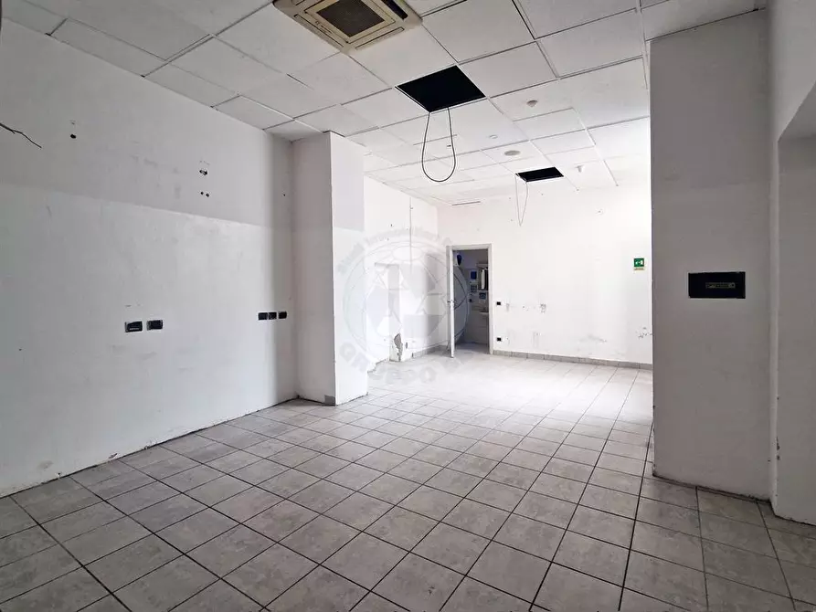 Immagine 1 di Negozio in vendita  in Via Cavour 3 a Monza