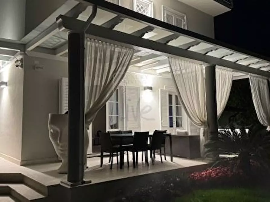Immagine 1 di Villa in vendita  in Via Leonardo da Vinci a Pietrasanta