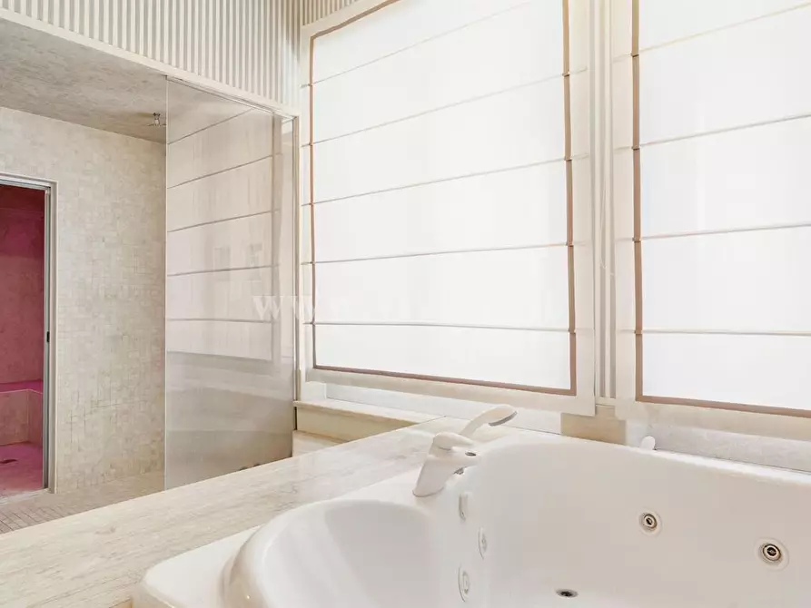 Immagine 8 di Palazzo in vendita  in Viale Monza a Milano