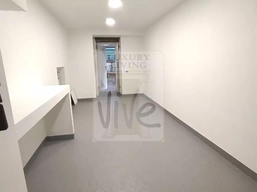 Immagine 1 di Negozio in vendita  in Viale Montenero a Milano