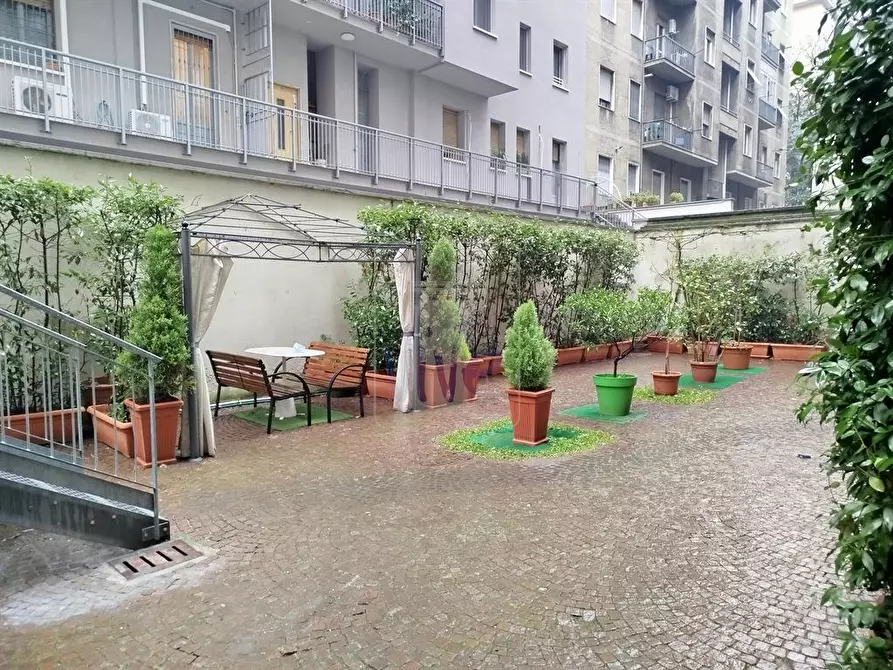 Immagine 1 di Negozio in vendita  in Viale Montenero a Milano