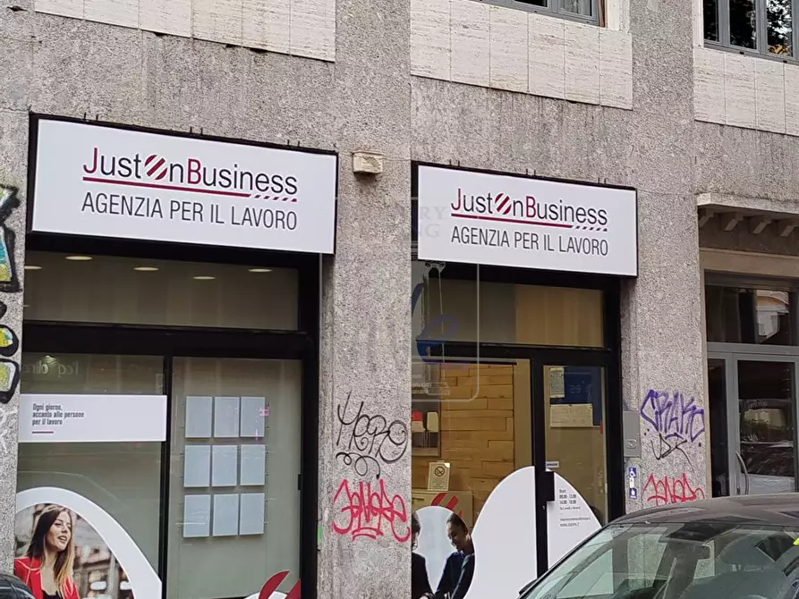 Immagine 2 di Negozio in vendita  in Viale Montenero a Milano
