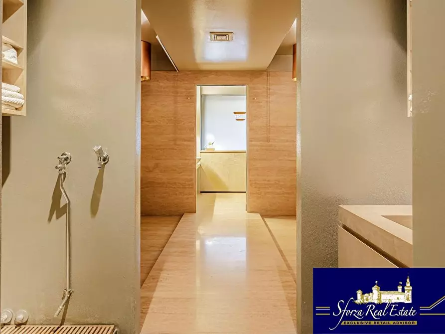 Immagine 6 di Negozio in vendita  in Via Santa Sofia a Milano