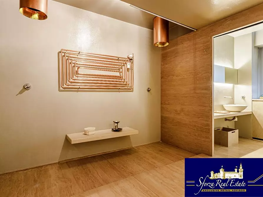 Immagine 9 di Negozio in vendita  in Via Santa Sofia a Milano