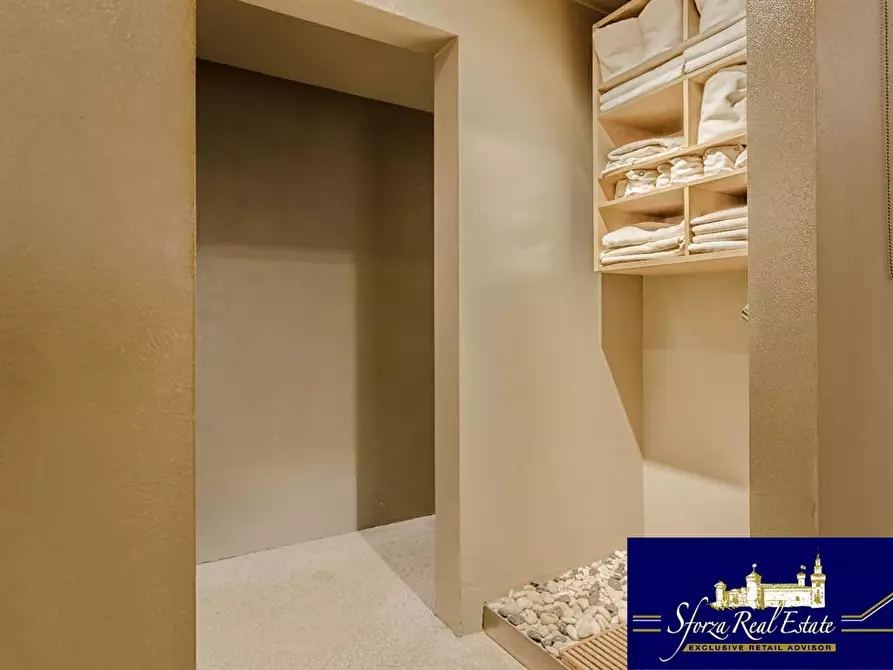 Immagine 7 di Negozio in vendita  in Via Santa Sofia a Milano
