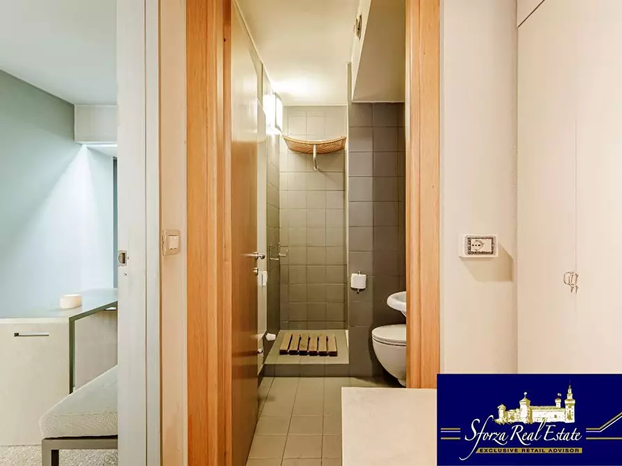 Immagine 3 di Negozio in vendita  in Via Santa Sofia a Milano