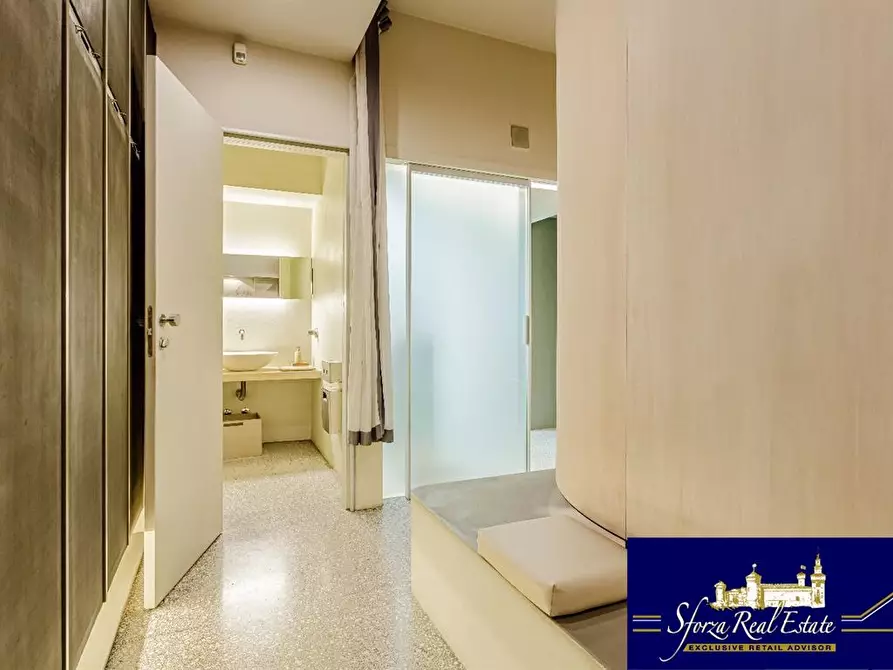 Immagine 5 di Negozio in vendita  in Via Santa Sofia a Milano