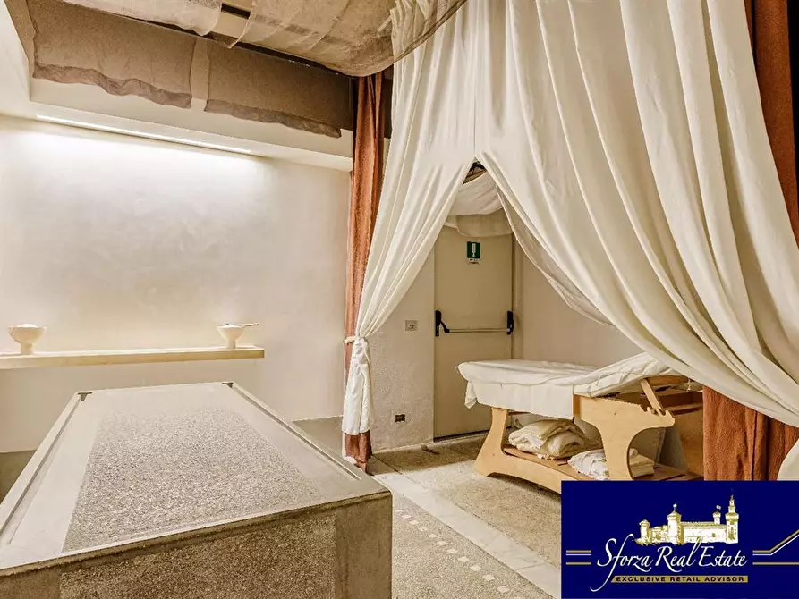 Immagine 8 di Negozio in vendita  in Via Santa Sofia a Milano