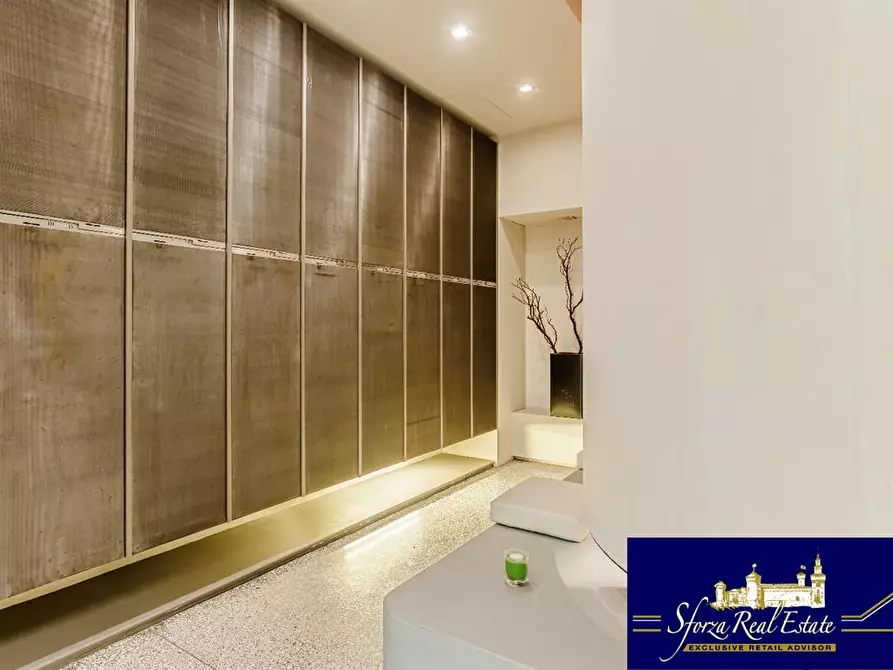 Immagine 4 di Negozio in vendita  in Via Santa Sofia a Milano