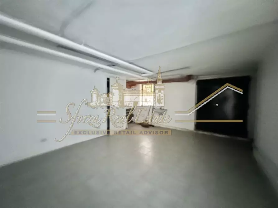 Immagine 1 di Negozio in affitto  in Via Andrea Maffei a Milano