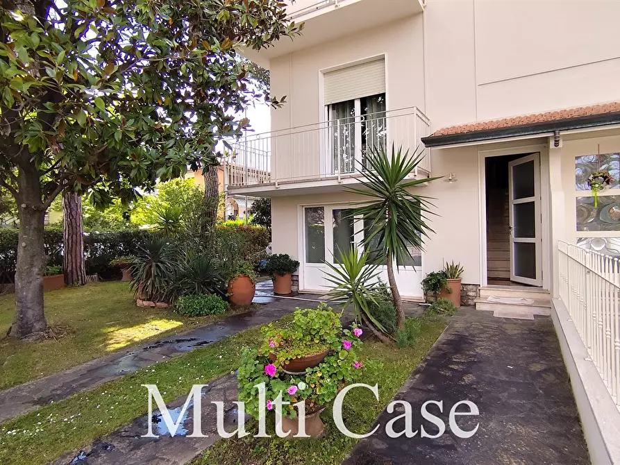 Immagine 1 di Casa bifamiliare in vendita  in Via Gasparini 33 a Camaiore