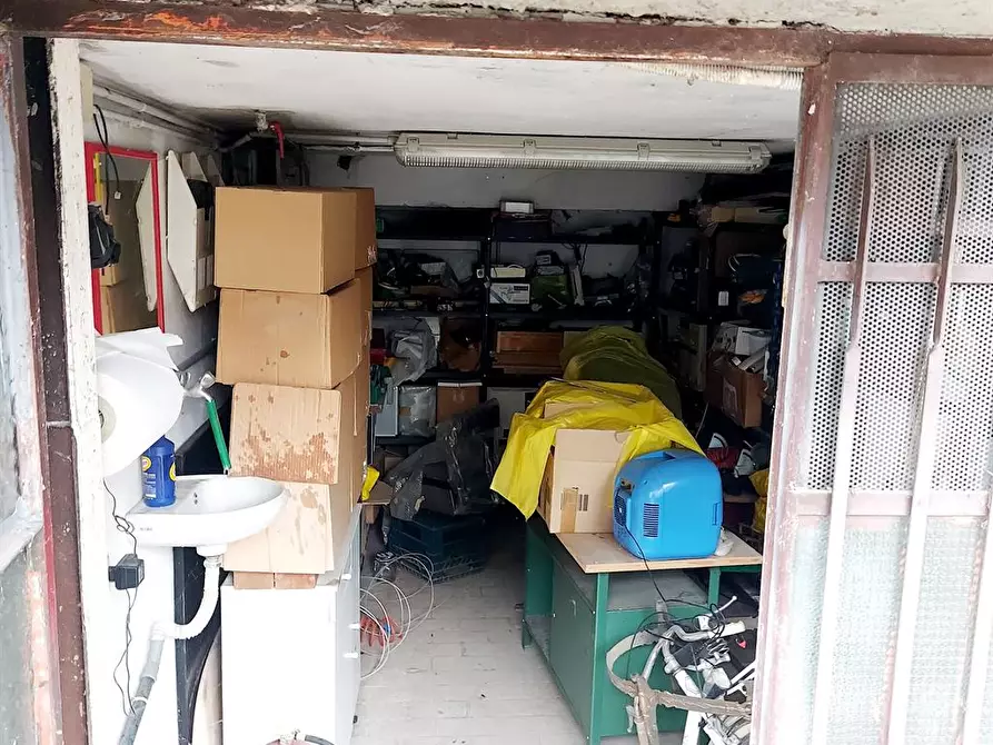 Immagine 5 di Negozio in vendita  a Arcore