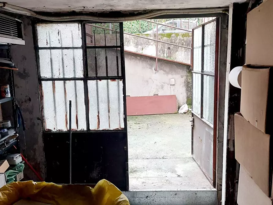 Immagine 6 di Negozio in vendita  a Arcore