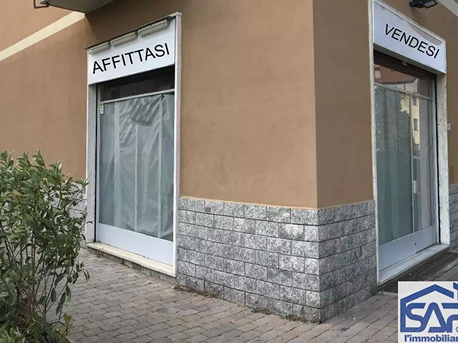 Immagine 3 di Negozio in vendita  a Arcore