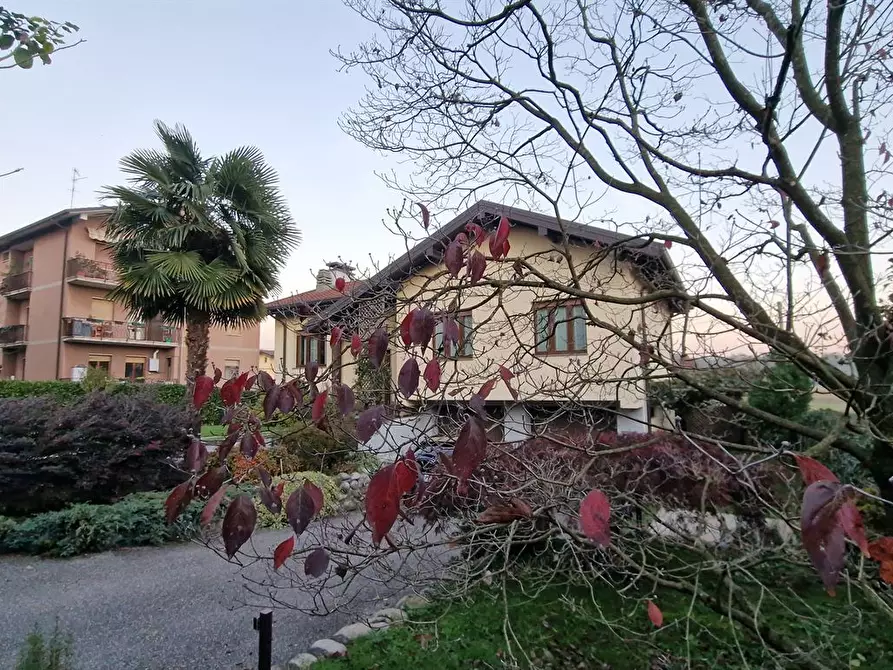 Immagine 1 di Villa in vendita  a Casatenovo