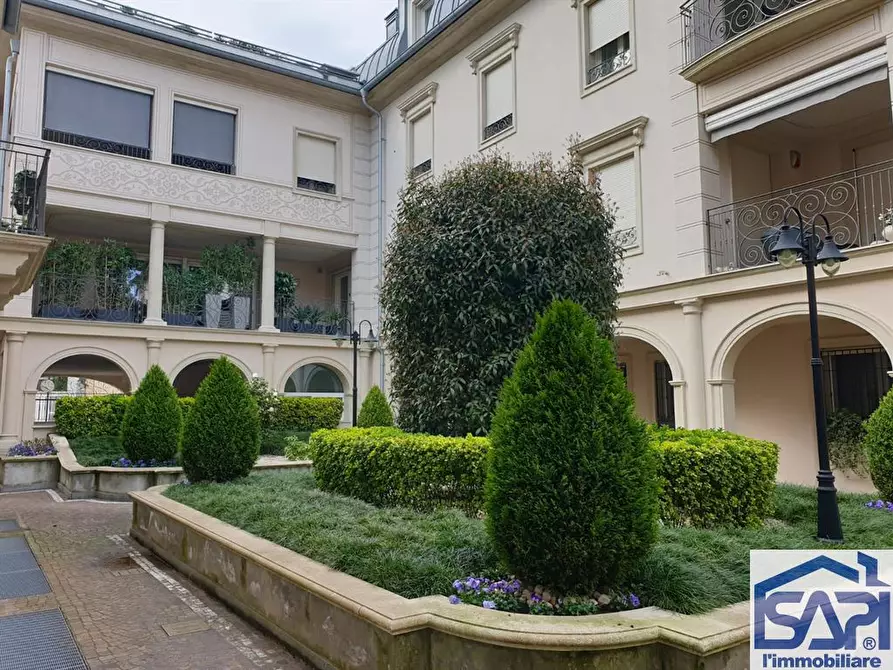 Immagine 5 di Negozio in affitto  a Seregno