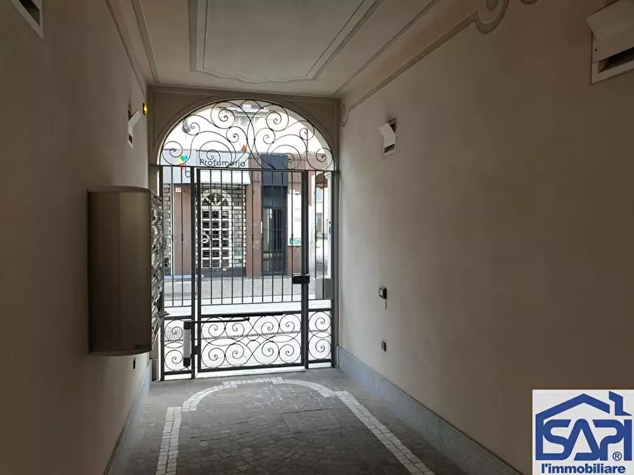 Immagine 1 di Negozio in affitto  a Seregno