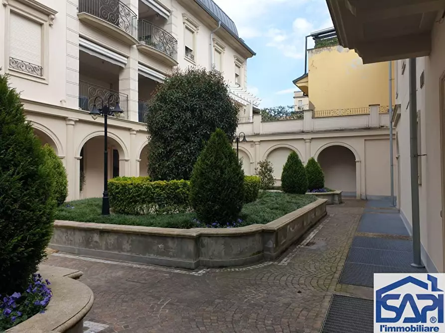 Immagine 4 di Negozio in affitto  a Seregno