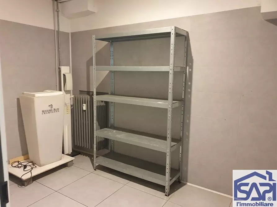 Immagine 9 di Negozio in vendita  a Monza