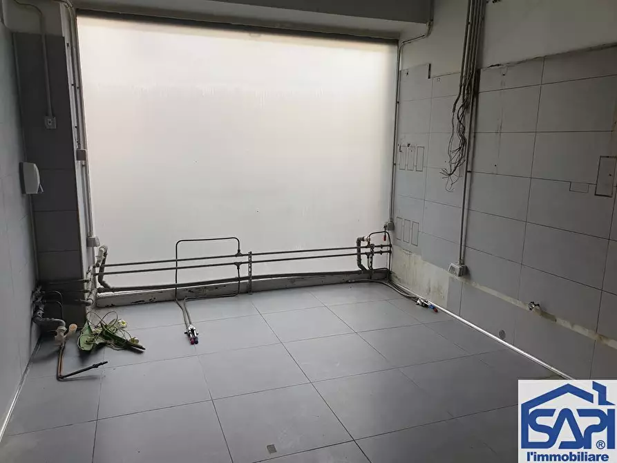 Immagine 4 di Negozio in vendita  a Monza