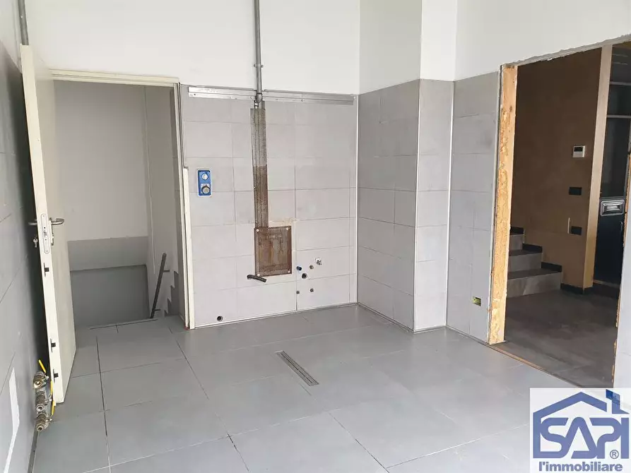 Immagine 3 di Negozio in vendita  a Monza