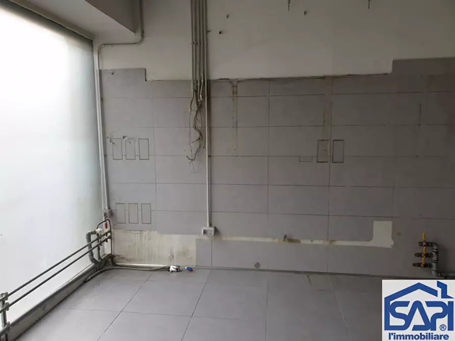 Immagine 5 di Negozio in vendita  a Monza