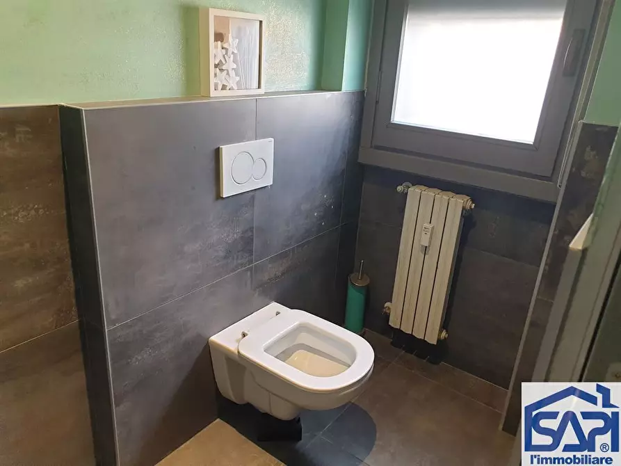 Immagine 2 di Negozio in vendita  a Monza