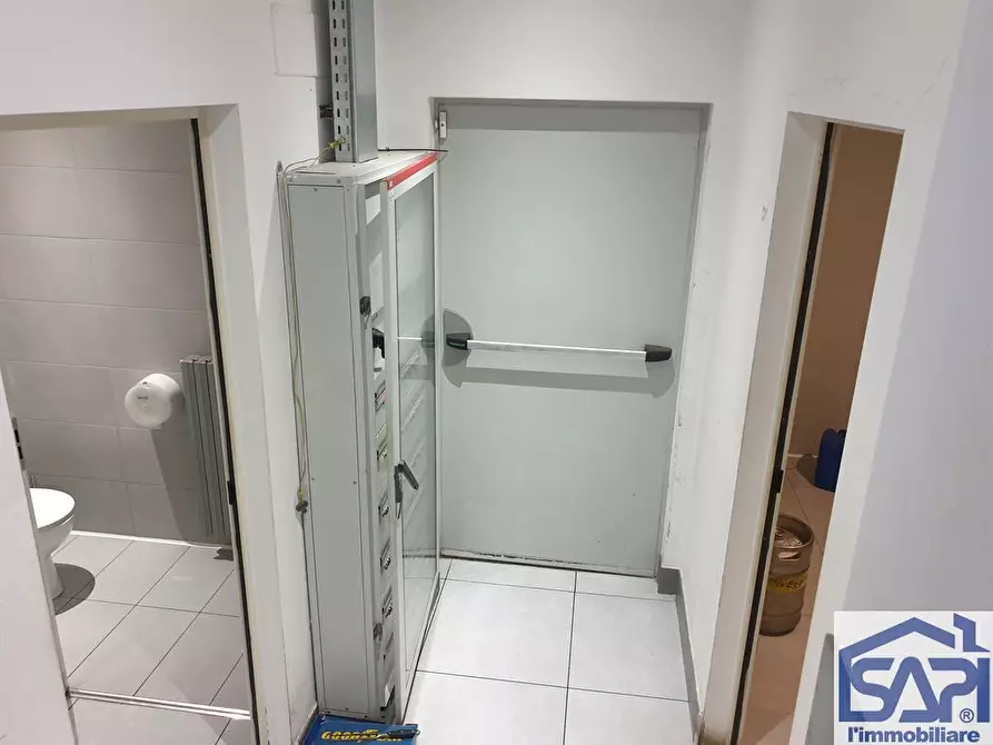 Immagine 8 di Negozio in vendita  a Monza